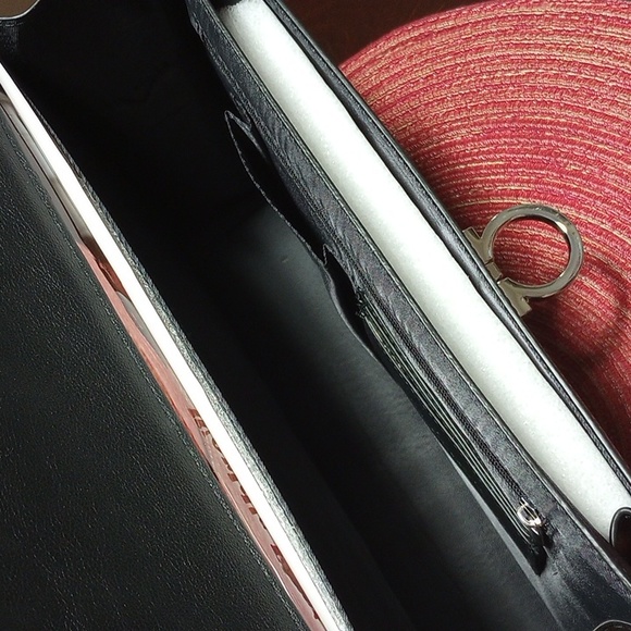 NWT Tablet Messenger Bag with RFID/Touchscreen-Black - Picture 10 of 17